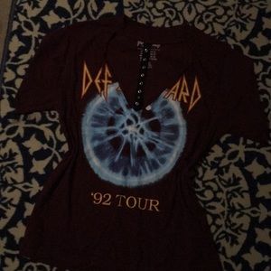 **concert tee*** super cute DEF Leppard cutout tee